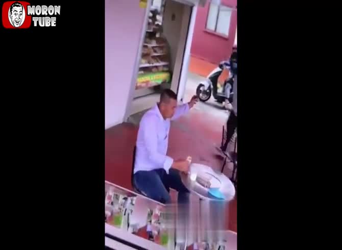 Video :Please, just give me a quiet lunch!